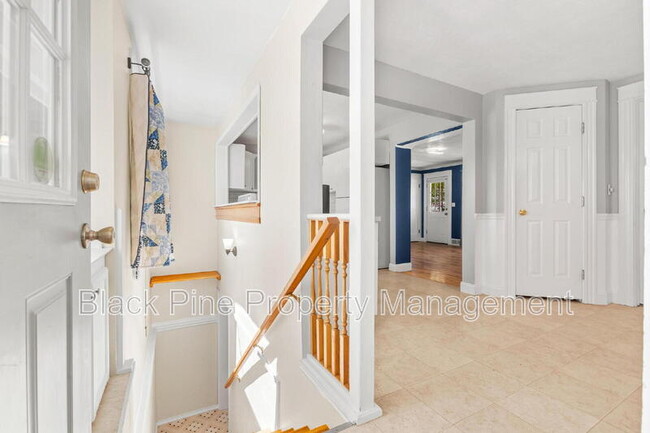 Building Photo - 221 W Elm St