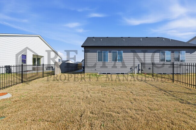 Building Photo - 5263 N Pinecrest Ct