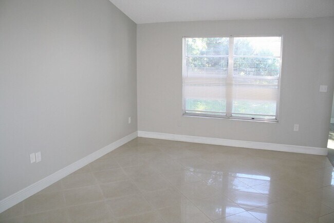 Building Photo - Beautifully updated over size 2 bed 2 bath 1 car garage home!