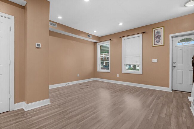 Building Photo - 3003 W Garrison Ave