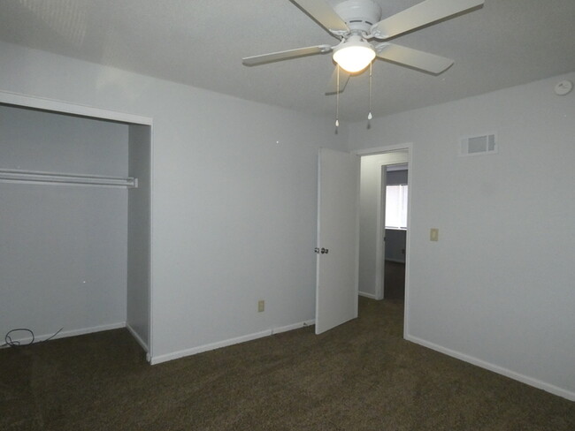 Building Photo - Updated Town Home in Gladstone, MO