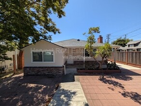 Building Photo - 951 Elm St
