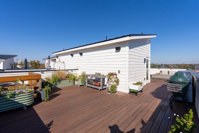 Building Photo - Bradshaw Commons