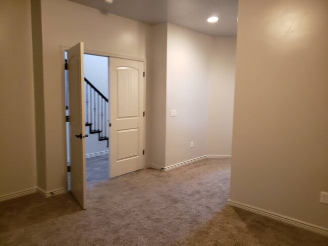 Building Photo - Gorgeous 3 bedroom 2.5 baths with great am...