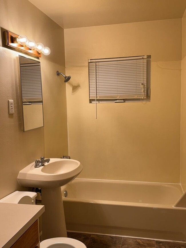 Building Photo - Spacious Updated 2 Bedroom in Renton with ...