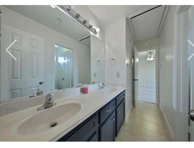 Building Photo - 6990 Oakwood Park