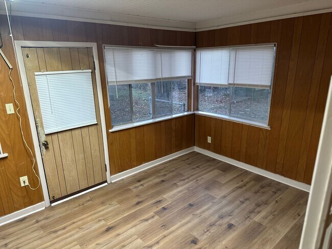 Building Photo - 1421 W Huntsville Ave