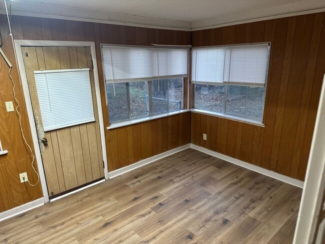 Building Photo - Available Now! 3-Bed, 1-Bath Home w/ Garage - Central Springdale, right next to Springdale High S...