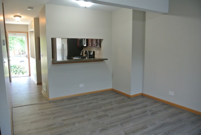 Building Photo - 118 Colonial Pkwy
