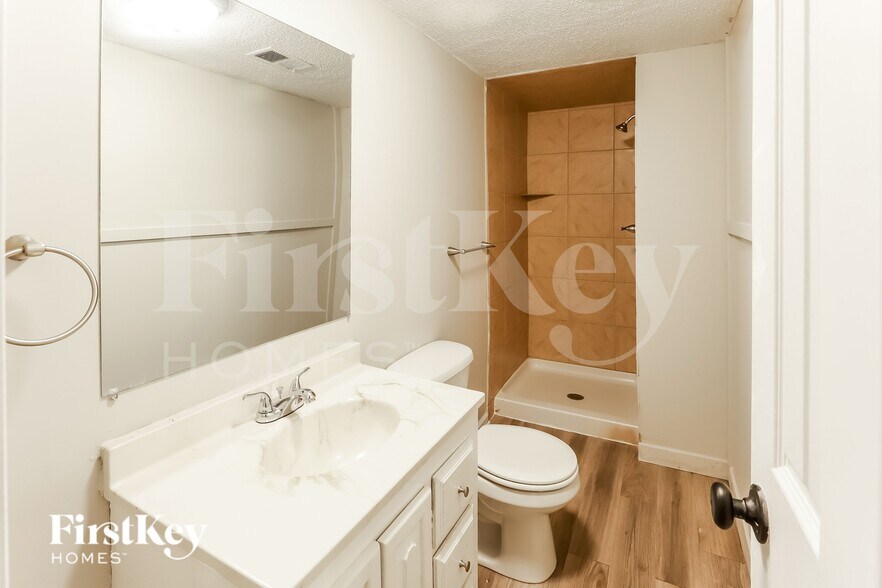 Building Photo - 5905 NW Whispering Oaks Ln
