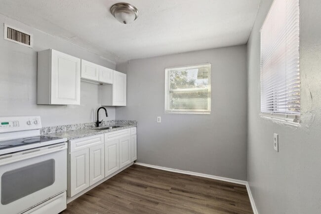 Building Photo - 1110 W 29th St