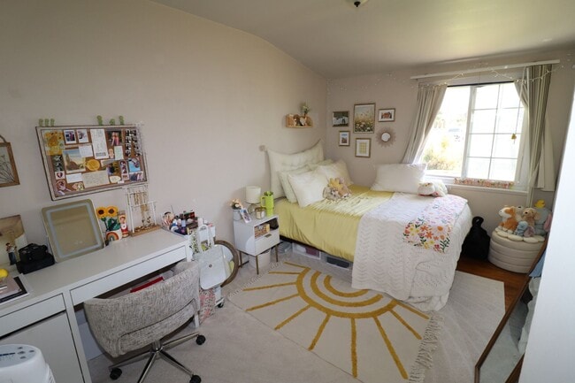 Building Photo - 1054 N Grand St