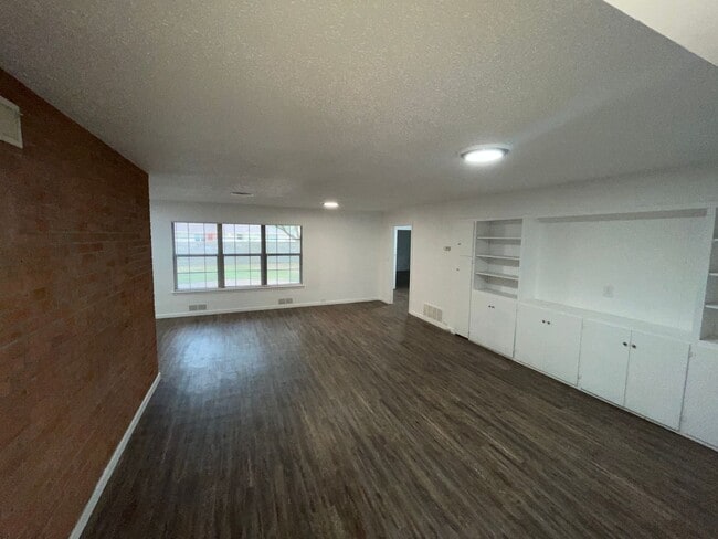 Building Photo - NOW PRE-LEASING! 5 BED/3 BATH CENTRAL LUBBOCK HOME