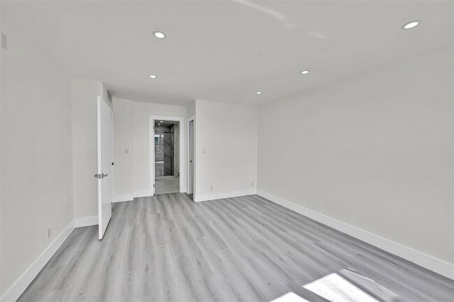 Building Photo - 3700 Galt Ocean Dr