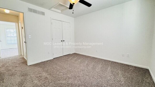 Building Photo - Convenient Kansas City Townhome Near I-435