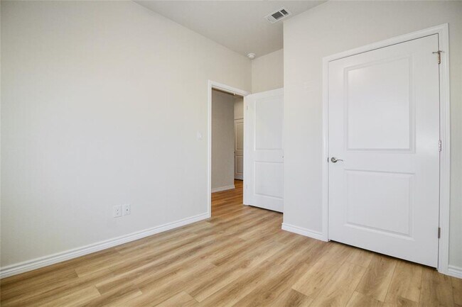 Building Photo - 511 Whirlaway Dr