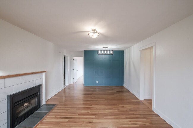 Building Photo - Charming 3-Bed 2 Bath Home with Spectacula...