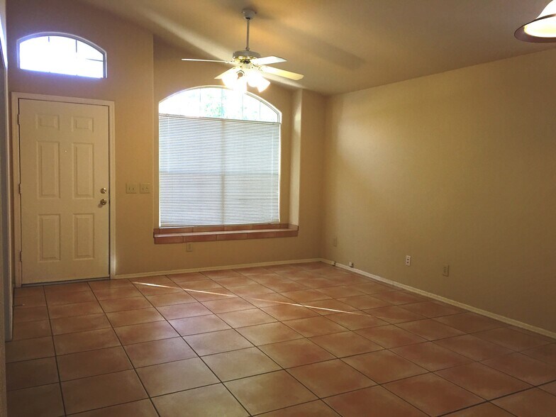 Building Photo - 741 W Hackamore St