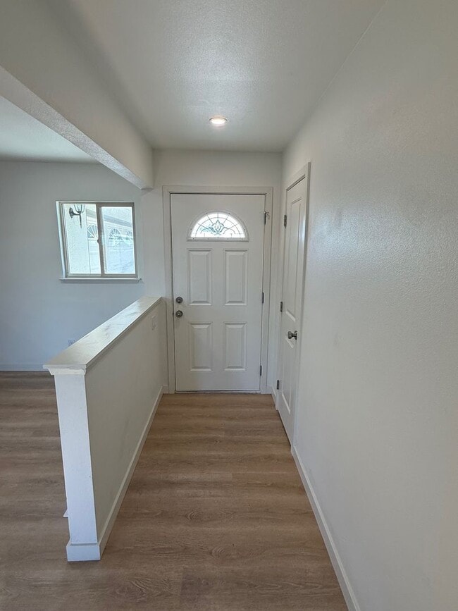 Building Photo - 3 Bedroom/2 Bathroom Single Story Home In Rohnert Park