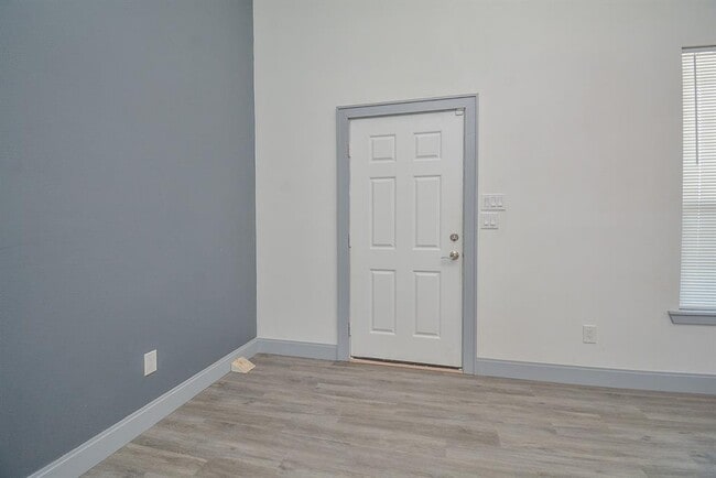 Building Photo - 5018 Avenue M 1/2