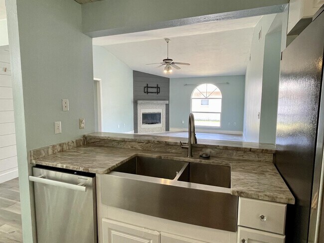 Building Photo - 5610 29th St Cir E