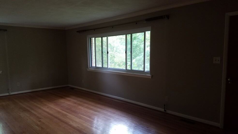 Large living room. Pics were all cropped by website :( - 312 Signal Mountain Blvd