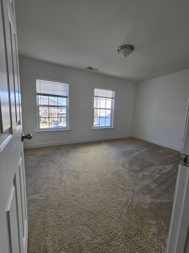 Building Photo - LOCATION!! LOCATION!! fabulous town home i...