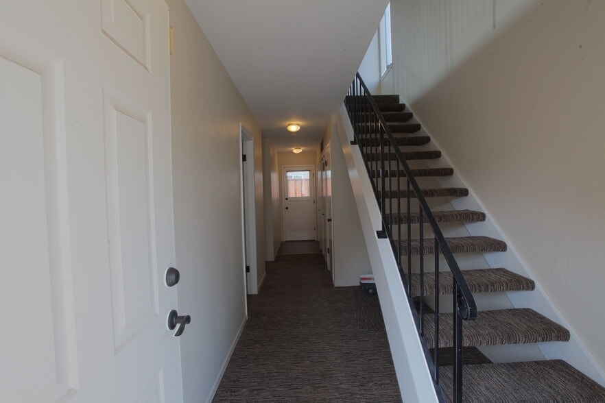 Entry - 1968 Dolphin Dr