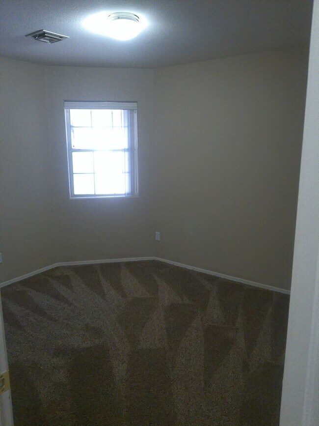 Building Photo - Long Term 3 bedroom 2 bath 3 car