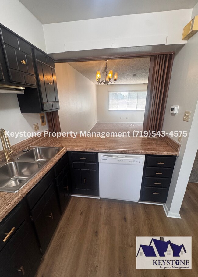 Building Photo - Updated 2 Bedroom Belmont Townhome with Attached Garage & Fenced Yard $1300/$1300