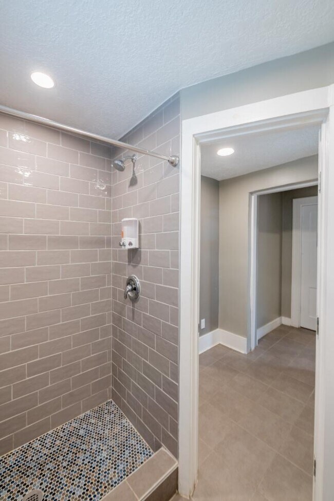 Building Photo - 722 Marquette Ave NW