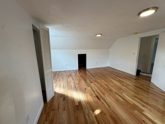 Building Photo - 208 Green St
