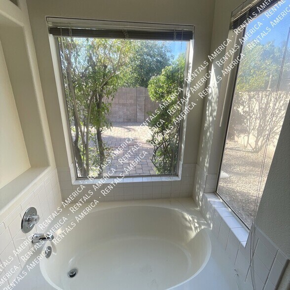 Building Photo - 26 S Tiago Dr