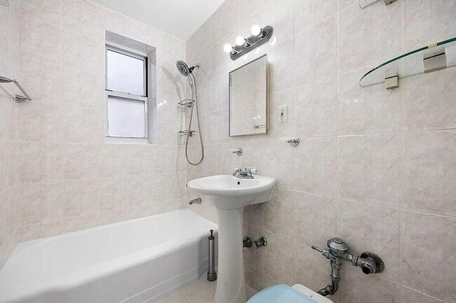 Building Photo - 2331 Ocean Ave