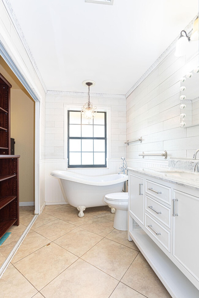 Building Photo - 169 Armadillo Way