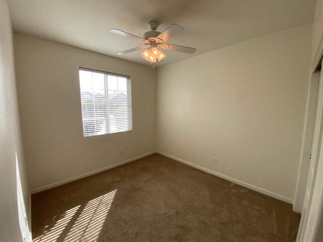 Building Photo - NW Visalia Home Available now, October SPE...