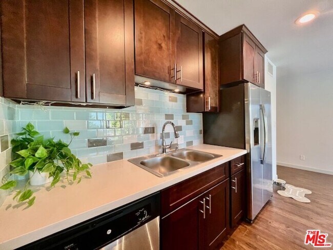 Building Photo - 1920 Hillcrest Rd