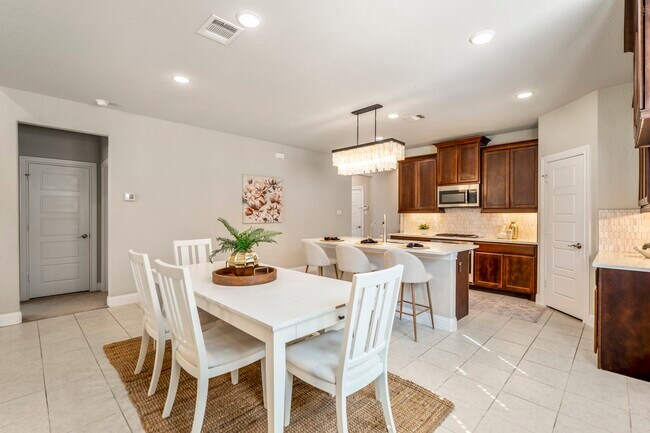 Building Photo - 16719 Highland Country Dr