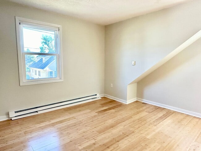 Building Photo - 4 Bed + 2 Bath - Screened in Porch! Pets W...