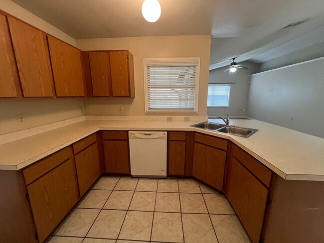 Building Photo - SPACIOUS 3 Bedroom, 2 Bathroom Ekana Point...