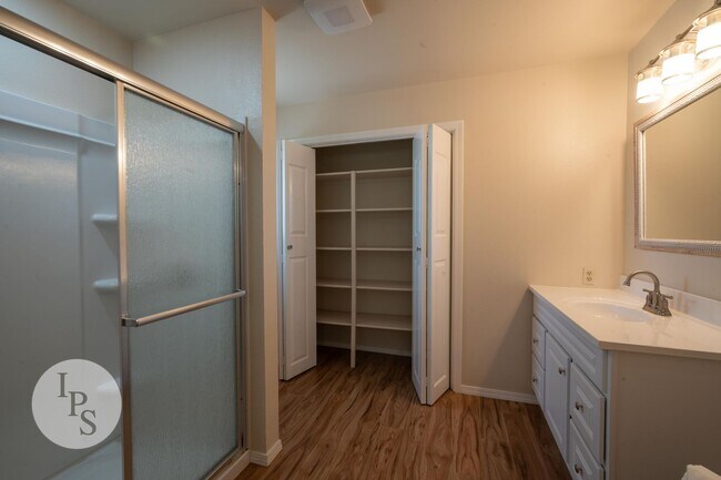 Building Photo - Fresno Westside Farm Home, 2BR/2BA, Built 1992 – Modern Updates!