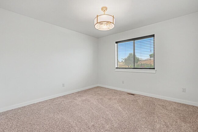 Building Photo - 2040 Kelly Dr