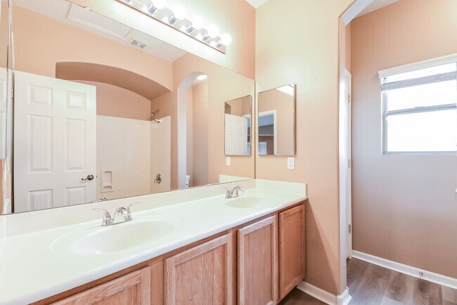 Building Photo - 10047 E Lakeview Ave