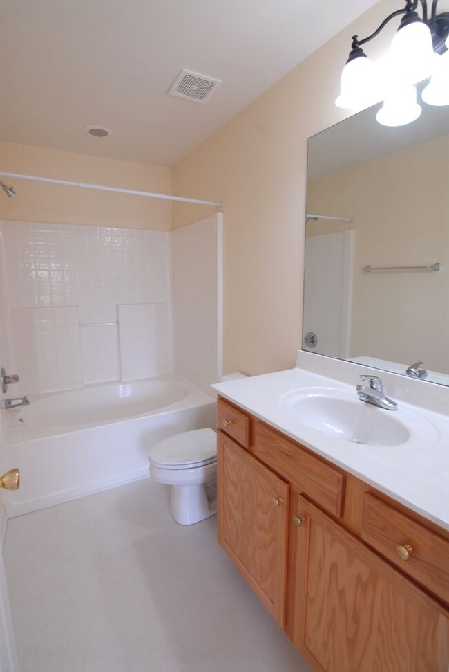 Building Photo - Maintenance free 2 bedroom suite townhouse...