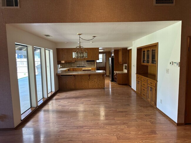 Building Photo - 475 E Mercedes Ave