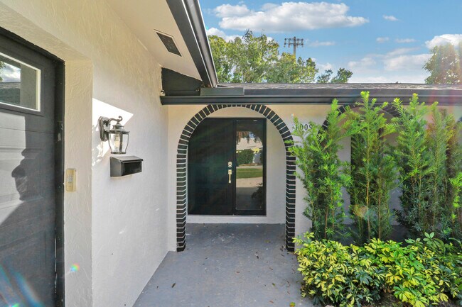 Building Photo - 1009 Alamanda Dr