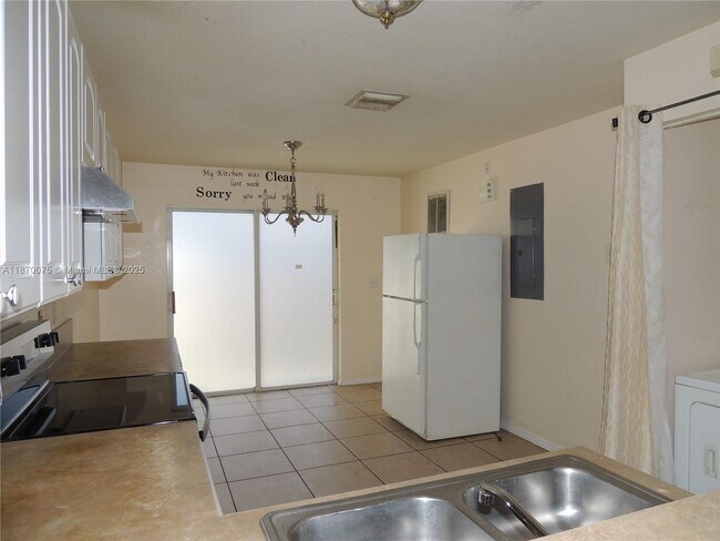 Building Photo - 2225 Laura Ln