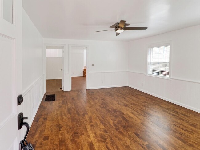 Building Photo - 218 25th Pl