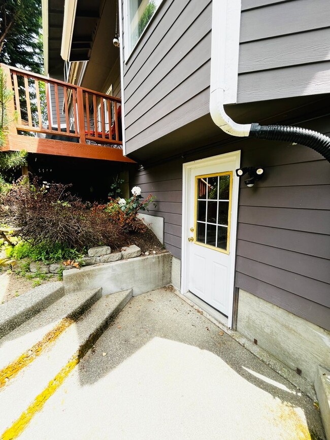 Building Photo - Walk to the Ferry From this Meticulously C...