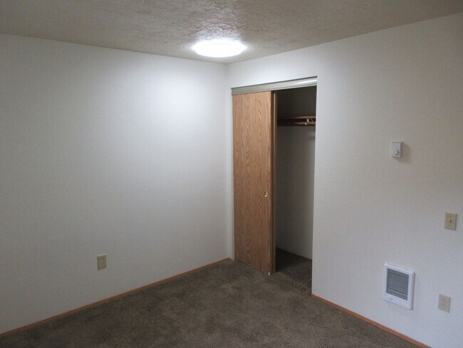 Building Photo - Quiet Two Bedroom Apartment in Keizer